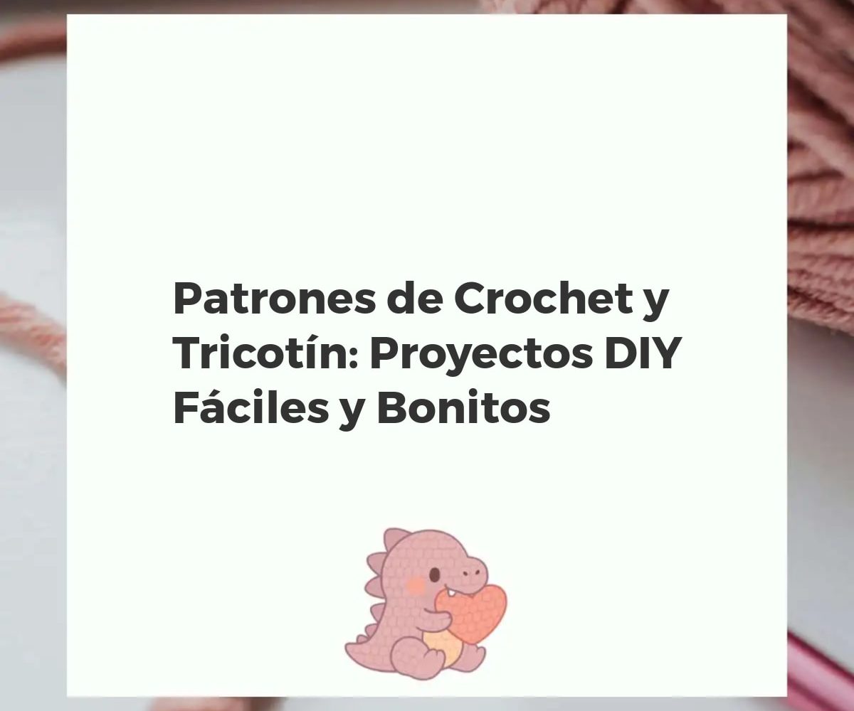 Manos tejiendo con ganchillo rodeadas de proyectos DIY de crochet y tricotin terminados, como llaveros y posavasos.