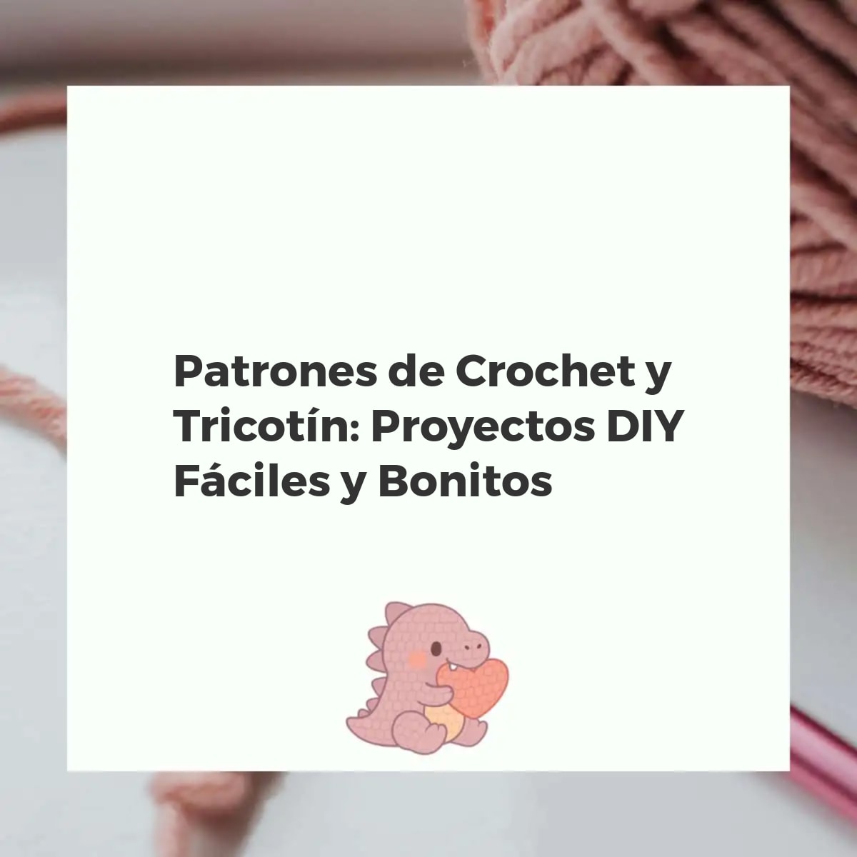 Manos tejiendo con ganchillo rodeadas de proyectos DIY de crochet y tricotin terminados, como llaveros y posavasos.