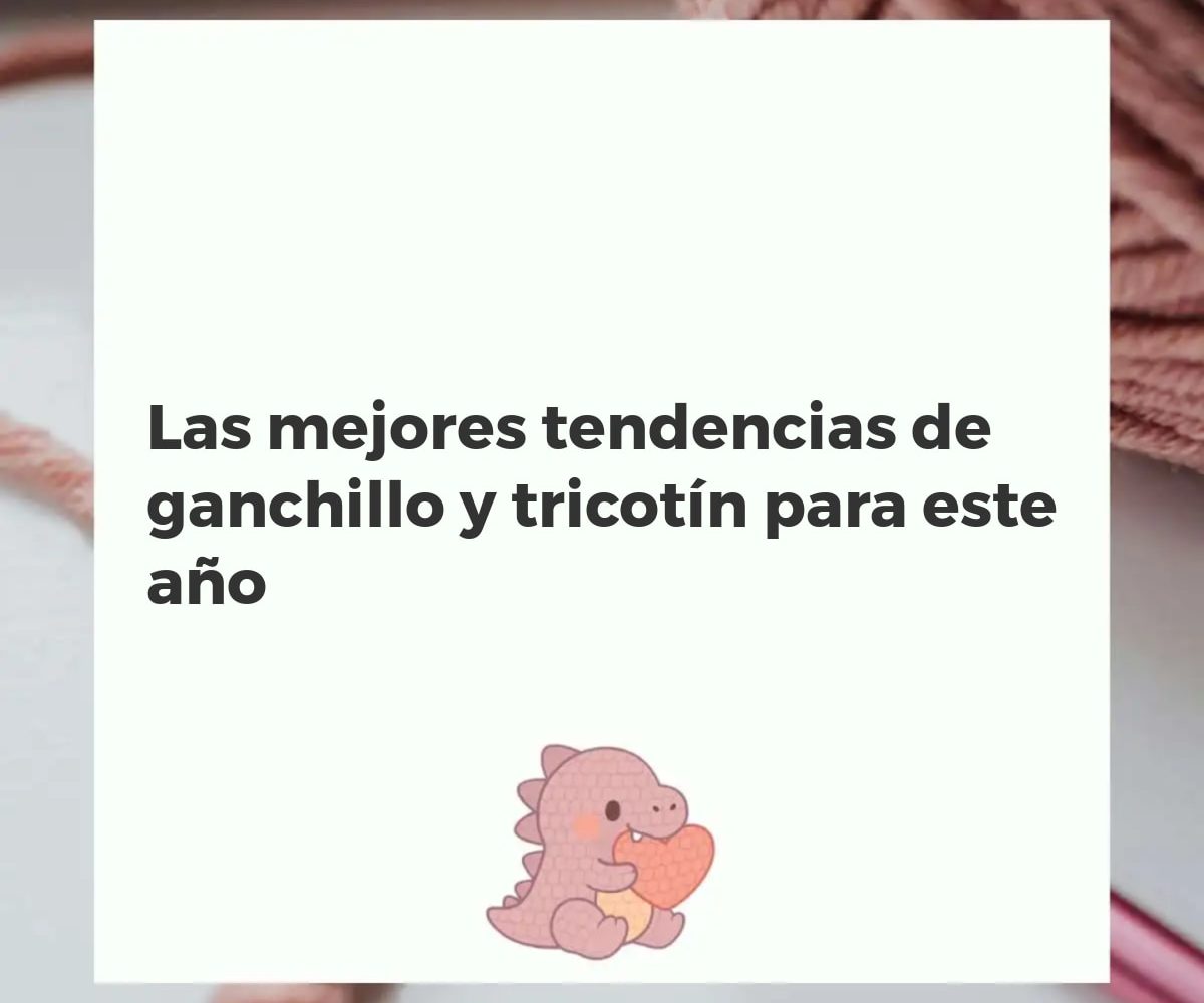 Mesa de manualidades con lanas, ganchillos, máquina de tricotin y proyectos de moda y hogar inspirados en las tendencias actuales.