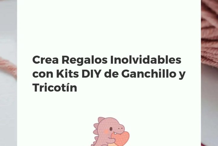 Manos tejiendo un llavero de crochet con hilos de colores, kit de tricotín y otros regalos DIY en una mesa de trabajo llena de materiales creativos.