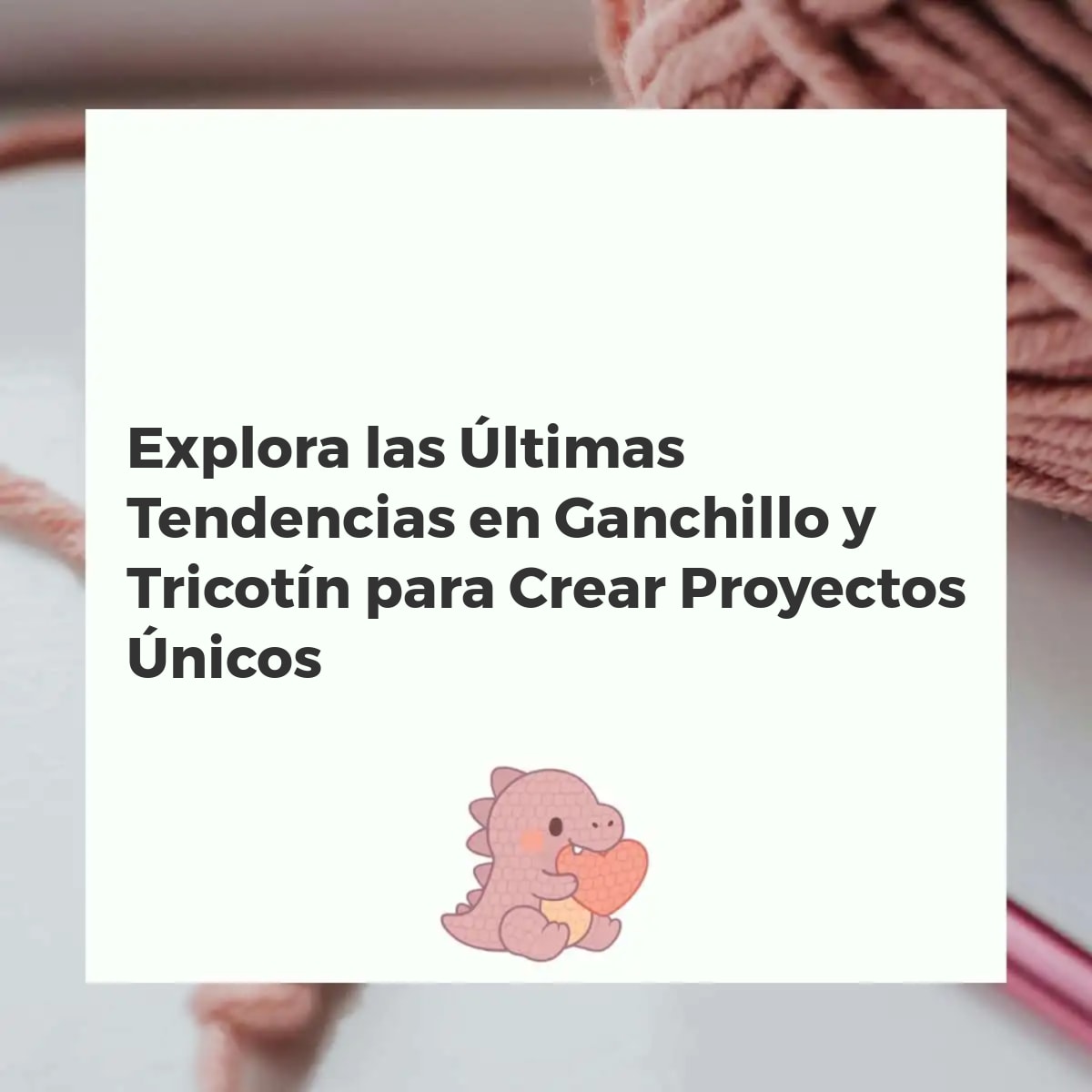 Variedad de proyectos de ganchillo y tricotín con lanas de colores, ganchos y una máquina de tricotín, sobre una mesa de madera clara.